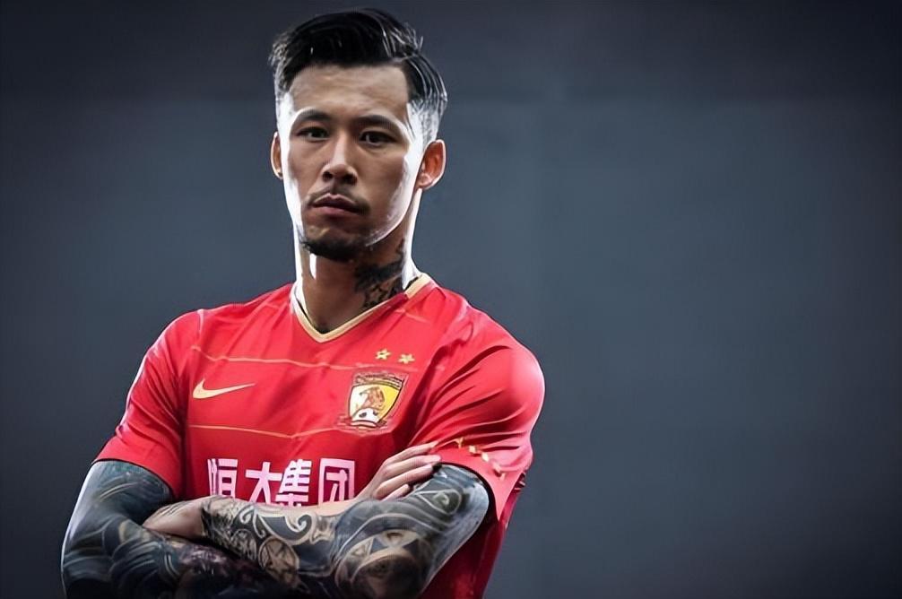 乐鱼体育-武汉三镇右后卫新援正式官宣加盟，曾是亚泰绝对主力，值得期待